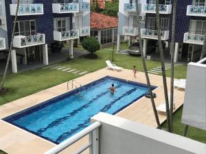 una vista aérea de una piscina con dos personas en ella en Cons das FLORES, en Florianópolis