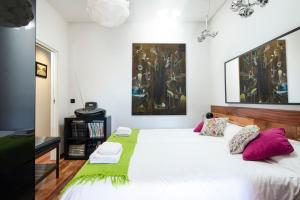 マドリードにある3Bedrooms 2Bathrooms furnished - Lavapies - brightのベッドルーム(紫色の枕が付いた大きな白いベッド付)