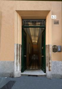 un corridoio vuoto di un edificio con porte verdi di Residenza Ki a Roma