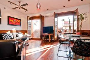 マドリードにある3Bedrooms 2Bathrooms furnished - Lavapies - brightのリビングルーム(ソファ、テーブル付)