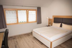 
a bedroom with a bed and a window at Gasthof zum Goldenen Lamm in Wettelsheim
