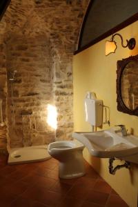 a bathroom with a sink and a toilet and a tub at B&B Il Casone di Drusa in San Marco dei Cavoti