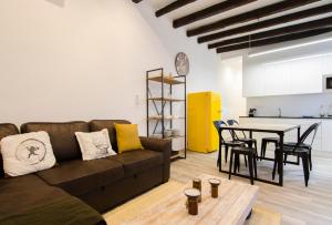 - un salon avec un canapé et une table avec des chaises dans l'établissement Luminoso familiar- 2D 2B- Cava Alta, à Madrid