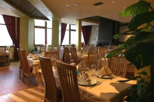 Restoran või mõni muu söögikoht majutusasutuses Hotel Sunce Vlašić