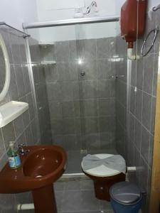 y baño con lavabo, aseo y ducha. en Casa da Val, en Morro de São Paulo