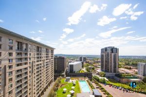 z góry widok na miasto z budynkami w obiekcie Prestige Apartments Sandton at Westpoint w mieście Johannesburg