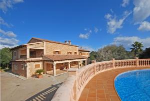 una casa con un puente y una piscina en Villa Cantonera, en Algaida
