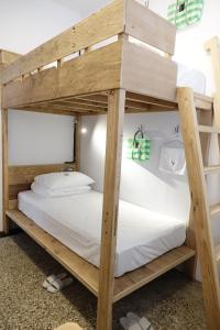 Divstāvu gulta vai divstāvu gultas numurā naktsmītnē Cao Ji Book Inn Hostel