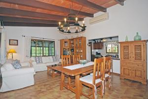 インカにあるVilla Tramuntanaのキッチン、リビングルーム(木製テーブル、椅子付)
