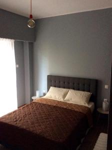 1 dormitorio con cama y pared azul en Renovated apartment en Athens