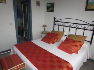 - une chambre avec un grand lit blanc et des oreillers rouges dans l'établissement Posada rural el rincón de Cabrojo, à Cabrojo