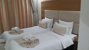 Giường trong phòng chung tại Hôtel Teranga & Spa