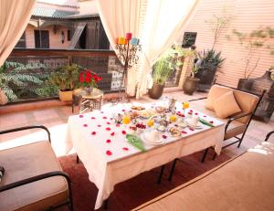 un tavolo con cibo su un patio di Riad ILayka a Marrakech