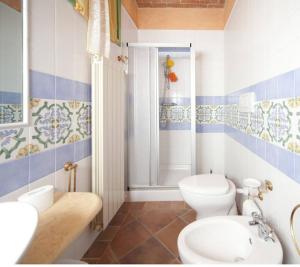 A bathroom at Villa il Pino by VacaVilla