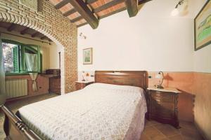A bed or beds in a room at Villa il Pino by VacaVilla