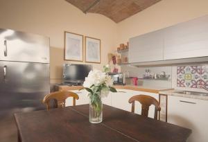 A kitchen or kitchenette at Villa il Pino by VacaVilla