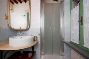 A bathroom at Villa il Pino by VacaVilla