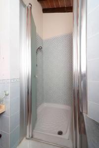 A bathroom at Villa il Pino by VacaVilla