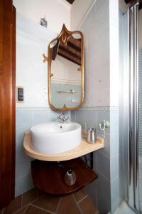 A bathroom at Villa il Pino by VacaVilla Még 37 kép