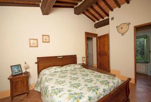 A bed or beds in a room at Villa il Pino by VacaVilla