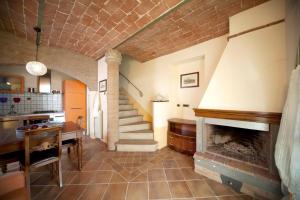 A kitchen or kitchenette at Villa il Pino by VacaVilla