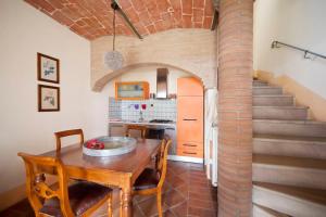 A kitchen or kitchenette at Villa il Pino by VacaVilla