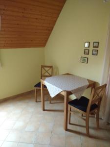 ein Esszimmer mit einem Tisch und 2 Stühlen in der Unterkunft Apartment Scharhörn in Otterndorf