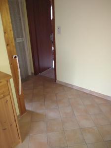 einen Flur mit Tür und Fliesenboden in der Unterkunft Apartment Scharhörn in Otterndorf