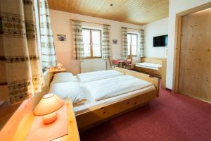 a bedroom with a large bed in a room at Landgasthof Pilsenhof Entenbraterei in Hechendorf am Pilsensee