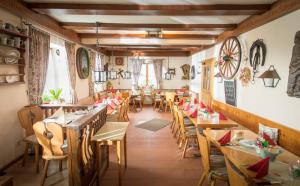 - un restaurant avec des tables et des chaises dans une salle dans l'établissement Landgasthof Pilsenhof Entenbraterei, à Hechendorf am Pilsensee