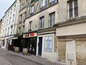 a building on the side of a street at Apart By Jo - Proc 2D in Saint-Germain-en-Laye