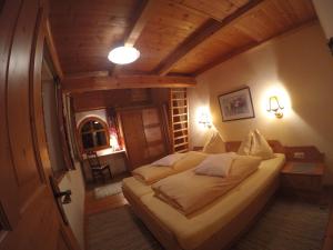 a bedroom with a large bed in a room at Landhaus Jetzbach in Piesendorf