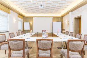 a conference room with a large table and chairs at Hotel Lenz in Fulda +32 photos