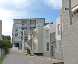 vistas al exterior de un edificio de apartamentos en Departamentos Valeria Medanos en Valeria del Mar