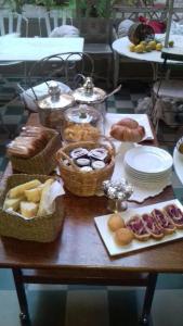 Albergo Residence Perosi في تورتونا: طاولة عليها سلال من الخبز والمعجنات