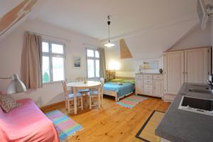 uma cozinha e sala de estar com uma mesa e uma cozinha em Apartamenty Rybak 3 em Niechorze