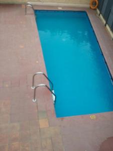 een zwembad met een metalen trap erin bij Edificio Los Navegantes, Valparaiso in Valparaíso