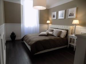 - une chambre avec un lit, deux lampes et une fenêtre dans l'établissement Hs4U The Chic Luxury apartment, à Prato