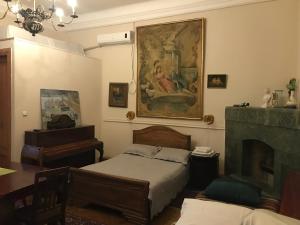 Postel nebo postele na pokoji v ubytování Gutsa Artists Mini-Hotel