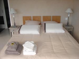 Un pat sau paturi într-o cameră la Chambre d'hôtes Bellevue