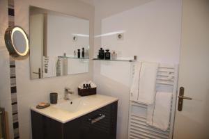 A bathroom at Very Central apartment with Terrace