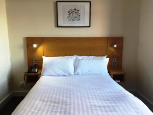 Postel nebo postele na pokoji v ubytování Stotfield Hotel