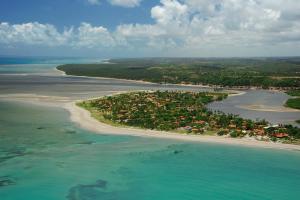 una vista aérea de una isla en el océano en Maragogi Suítes, en Maragogi