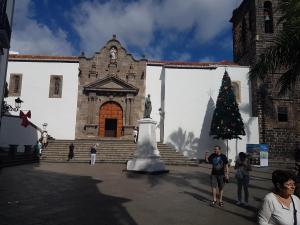 un edificio con un árbol de Navidad delante de él en El Lomo, en Santa Cruz de la Palma