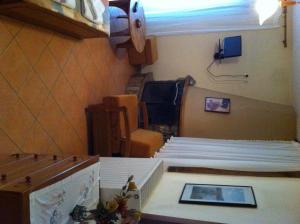 een kamer met rijen bedden in een kamer bij Agrafa in Kerasea