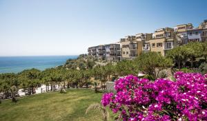 エズデレにあるAria Claros Beach & Spa Resort – All Inclusive 24Hの紫色の花が咲くリゾートの景色