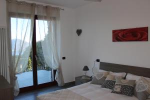 Un pat sau paturi într-o cameră la Casa Belvedere Stresa