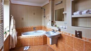 Een badkamer bij Residence Arx & Wellness