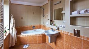 y baño con bañera, lavabo y aseo. en Residence Arx & Wellness, en Chrudim 37 fotos más