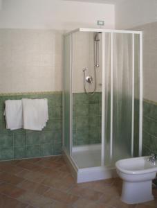 フランカヴィッラ・アル・マーレにあるLa Stallaのシャワーとトイレ付きのバスルーム